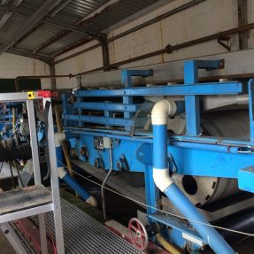 Sistema de deshidratación de fangos en EDAR mediante filtros banda / Sludge dewatering system in WWTP by belt filters