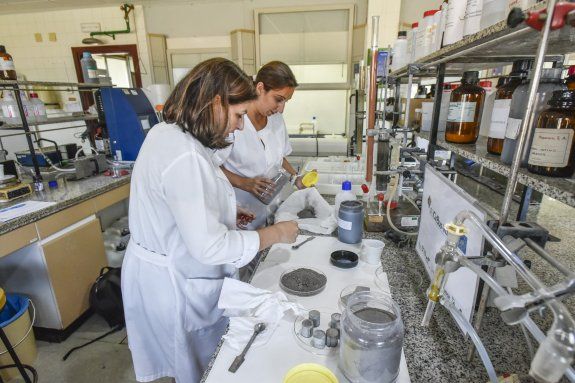 Ascensión Ciruelos Calvo y Montserrat Gómez-Cardoso Bernet cogiendo muestras de cenizas volantes para eliminar los metales pesados que contiene el lodo. / José Vicente Arnelas